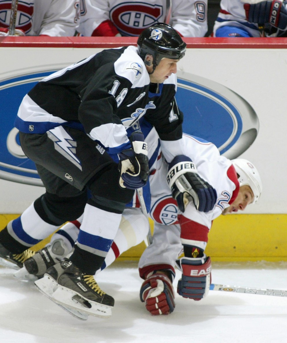 V drese Tampa Bay Lighting v súboji s Richardom Zedníkom z Montreal Canadiens v sezóne 2001/2002.