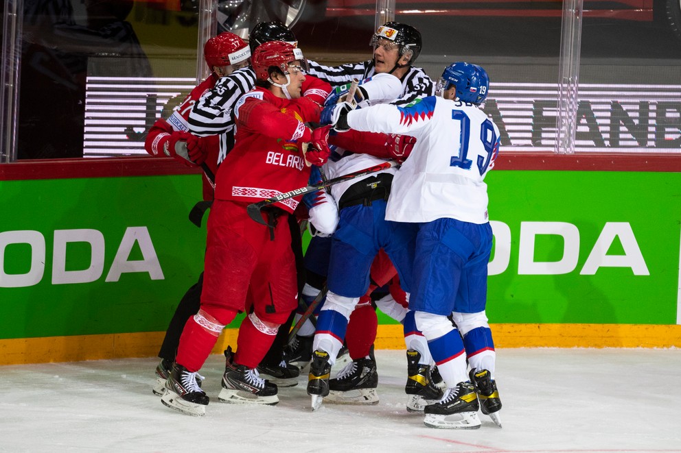 Šarvátka v zápase Slovensko - Bielorusko na MS v hokeji 2021.