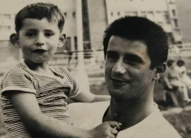 Bomba (so synom v náručí) počas hráčskej kariéry.