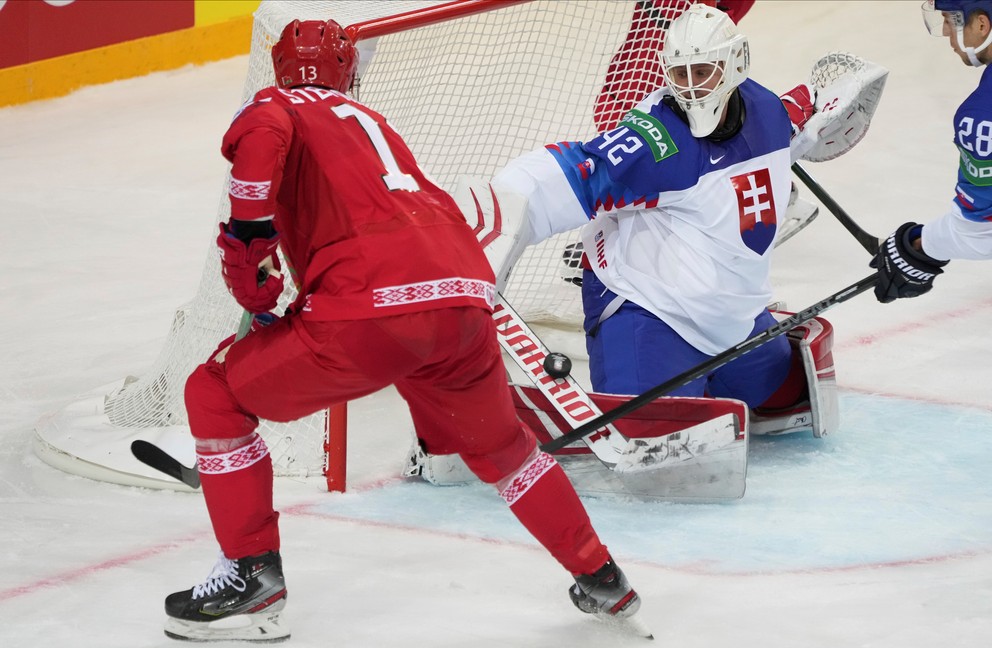 Brankár Branislav Konrád v zápase Slovensko - Bielorusko na MS v hokeji 2021.