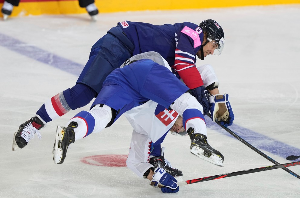 Matthew Myers a Mário Grman v zápase Slovensko - Veľká Británia na MS v hokeji 2021.