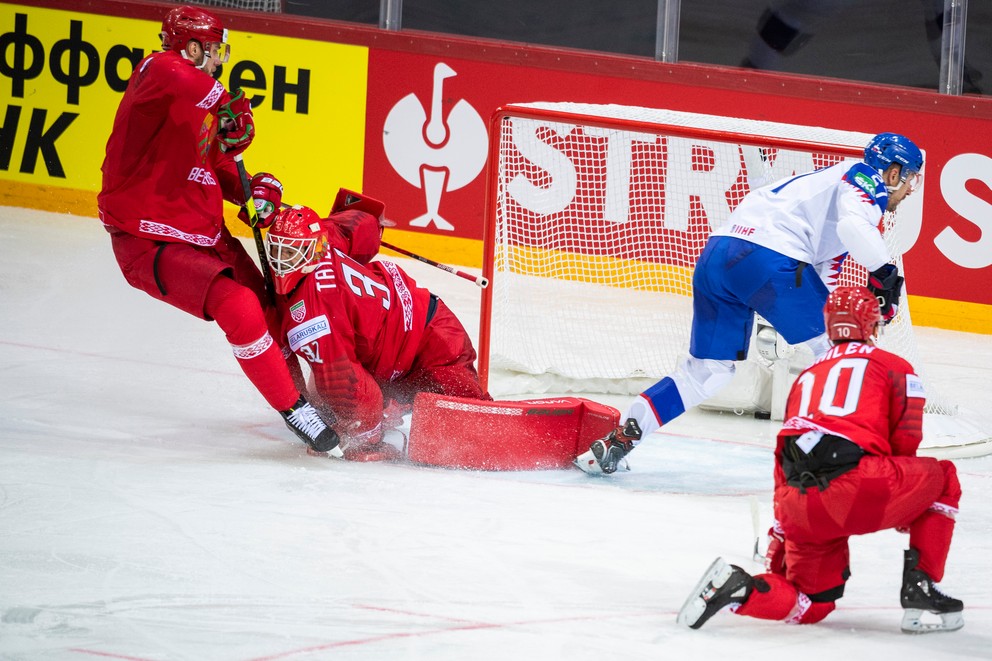 Marek Hrivík strieľa gól v zápase Slovensko - Bielorusko na MS v hokeji 2021.