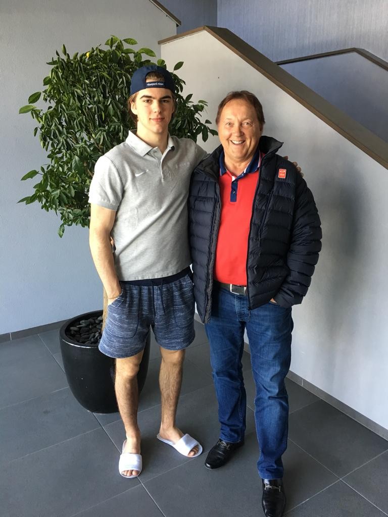 Milan Mrukvia a švajčiarsky talent Nico Hischier.