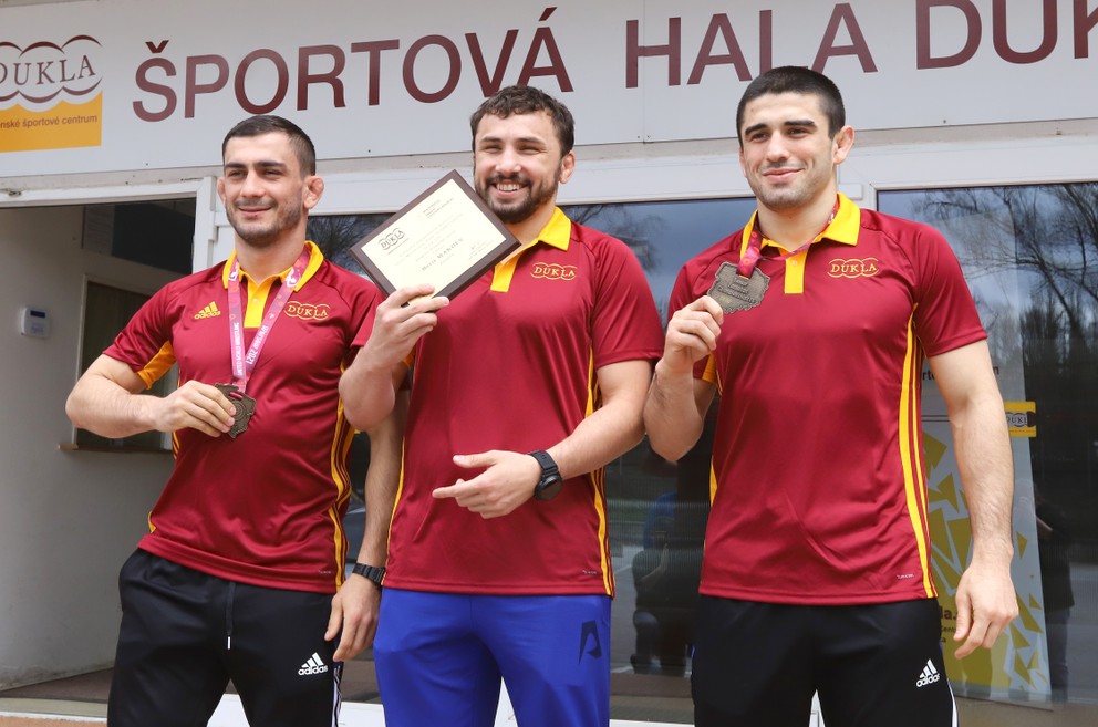 Naturalizovaní osetínski zápasníci reprezentujúci Slovensko - zľava Tajmuraz Salkazanov, Boris Makojev a Achsarbek Gulajev.