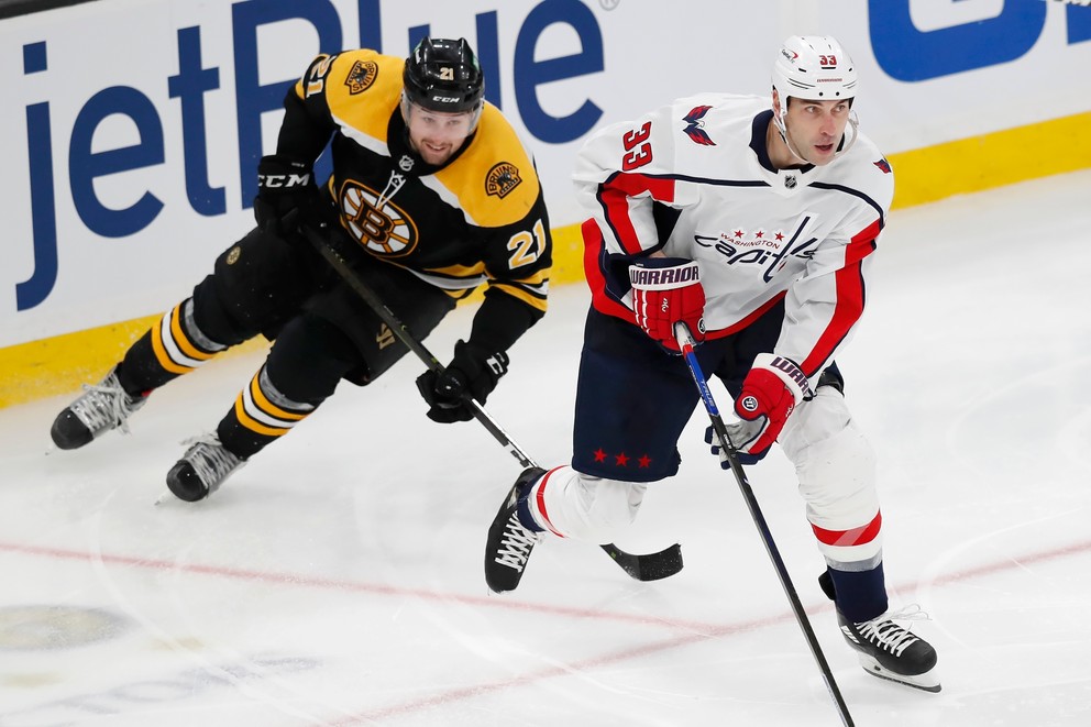 Nick Ritchie (vľavo) a Zdeno Chára v zápase NHL medzi Boston Bruins a Washington Capitals.