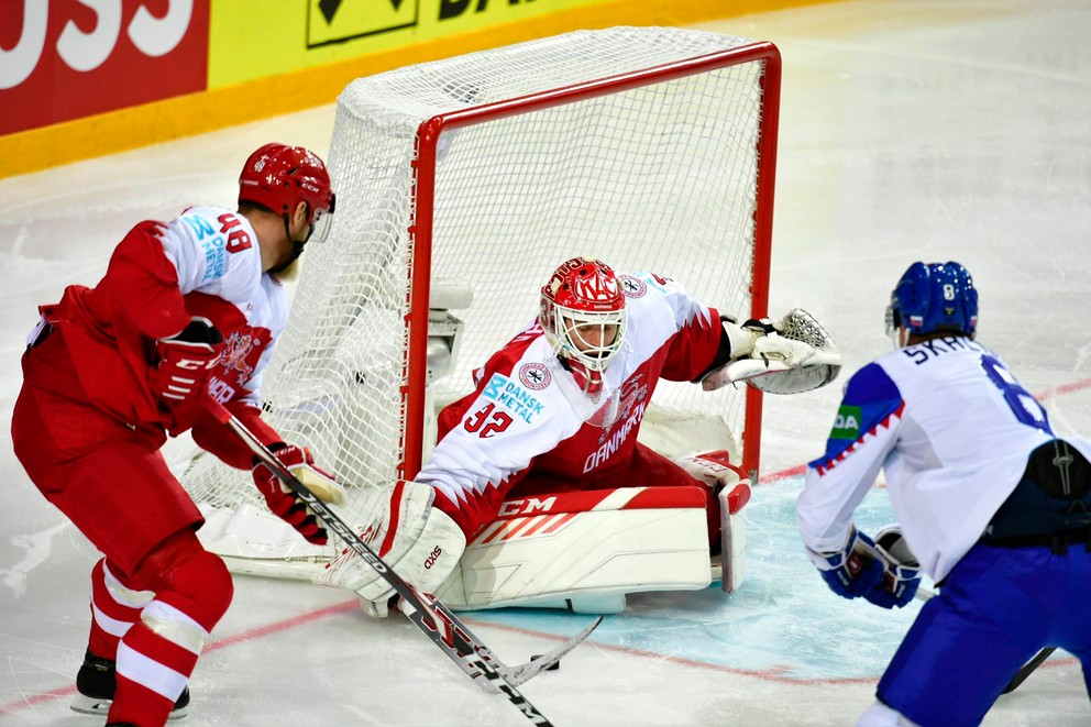 Pavol Skalický v šanci pred dánskym brankárom Sebastianom Dahmom. 