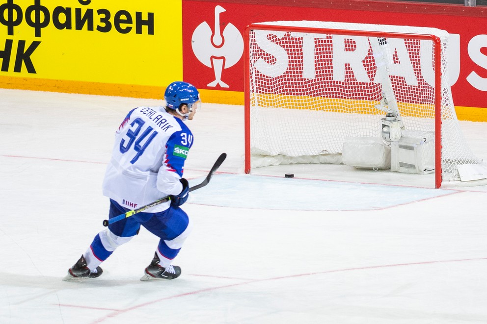 Peter Cehlárik strieľa gól do prázdnej bránky v zápase Slovensko - Bielorusko na MS v hokeji 2021.