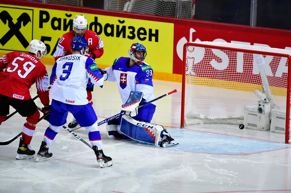 Július Hudáček po inkasovanom gól v zápase Slovensko - Švajčiarsko na MS v hokeji 2021.
