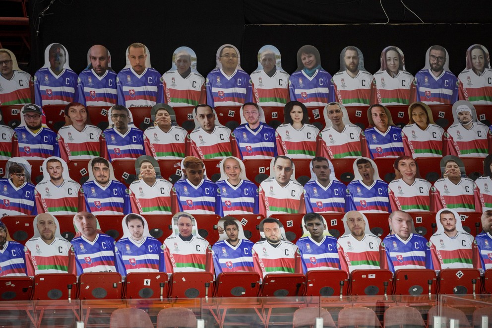 Makety fanúšikov na zápase Slovensko - Bielorusko na MS v hokeji 2021.