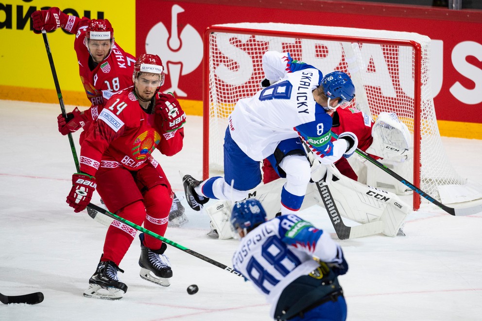 Kristín Pospíšil strieľa gól v zápase Slovensko - Bielorusko na MS v hokeji 2021.