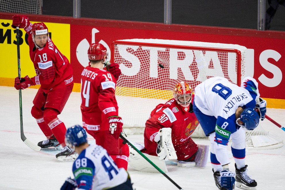 Kristín Pospíšil strieľa gól v zápase Slovensko - Bielorusko na MS v hokeji 2021.