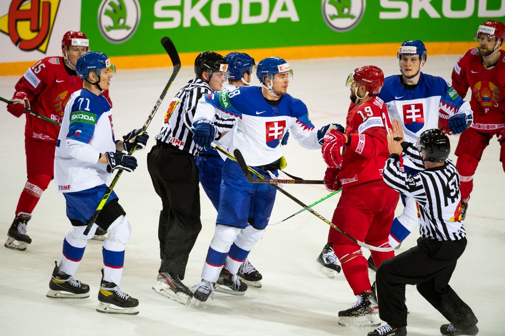 Šarvátka v zápase Slovensko - Bielorusko na MS v hokeji 2021.