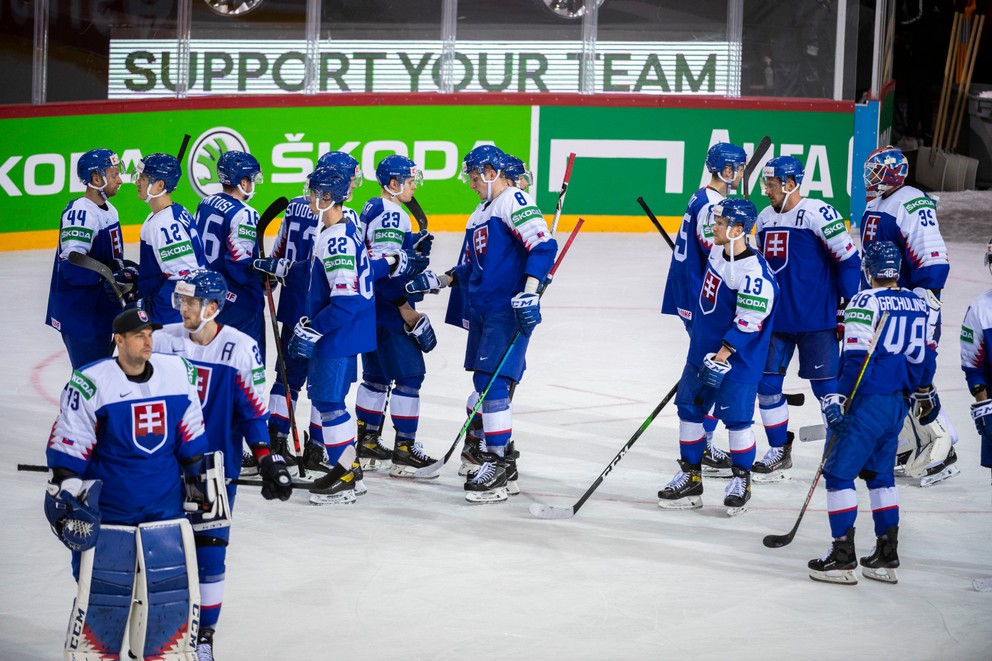 Slovenskí hokejisti po zápase so Švédskom na MS v hokeji 2021. 