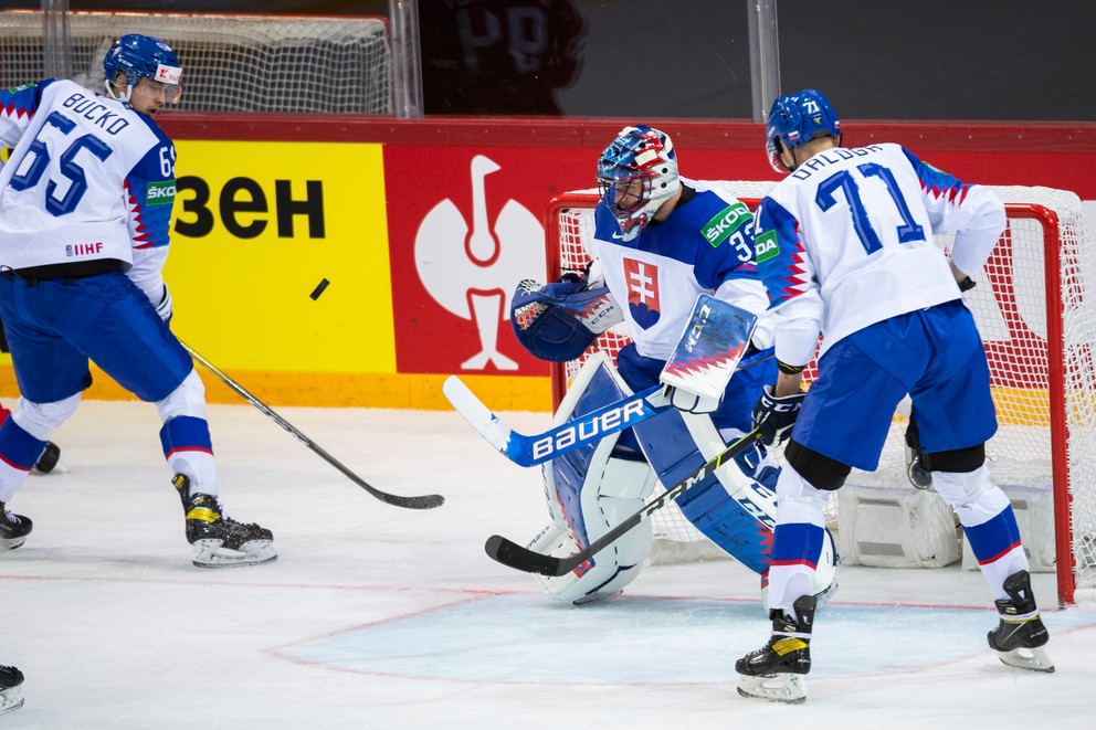 Zľava Martin Bučko, Július Hudáček a Marek Ďaloga v zápase Slovensko - Rusko na MS v hokeji 2021.