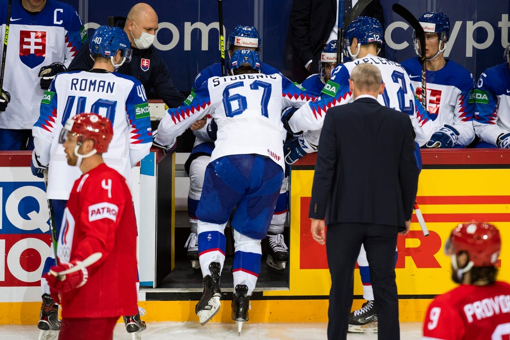 Marián Studenič odchádza do šatne v zápase Slovensko - Rusko na MS v hokeji 2021.