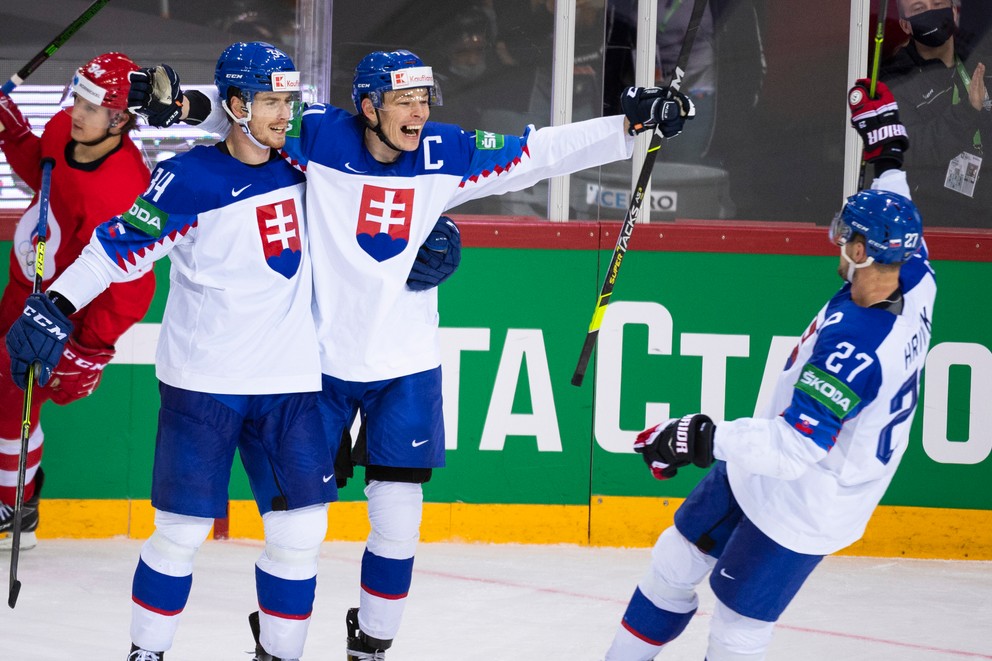 Peter Cehlárik, Marek Ďaloga a Marek Hrivík po góle na 3:1 v zápase Slovensko - Rusko na MS v hokeji 2021.