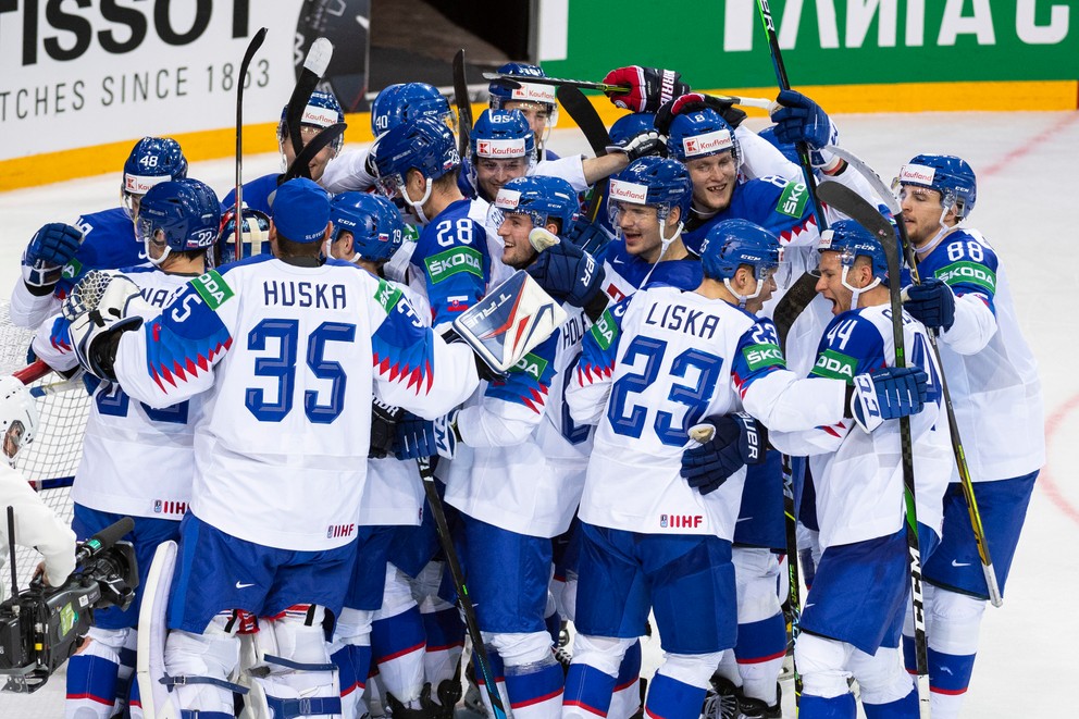 Radosť slovenských hokejistov po triumfe v zápase Slovensko - Rusko na MS v hokeji 2021.