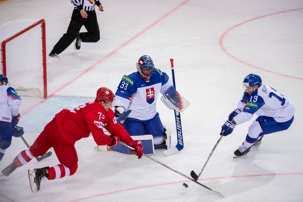 Brankár Július Hudáček a Matúš Sukeľ v zápase Slovensko - Rusko na MS v hokeji 2021.