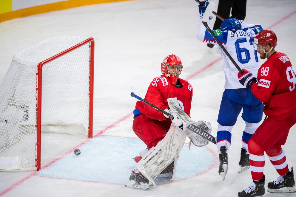 Marián Studenič sa teší po góle Miloša Kelemena v zápase Slovensko - Rusko na MS v hokeji 2021.