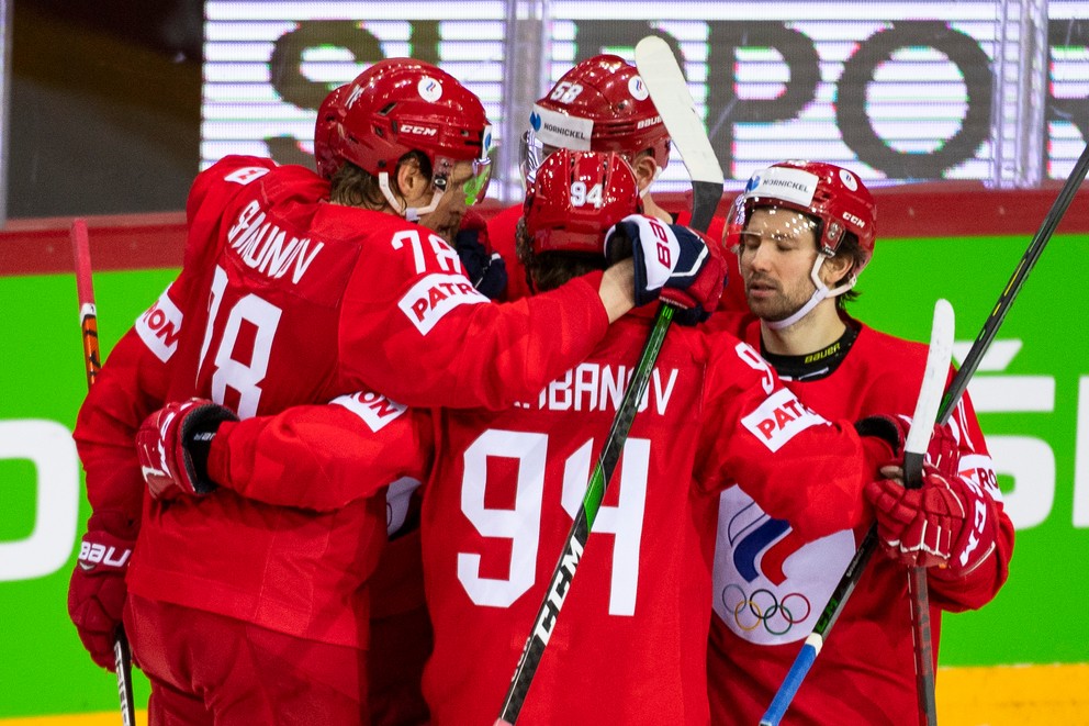 Ruskí hokejisti po strelenom góle v zápase Slovensko - Rusko na MS v hokeji 2021.