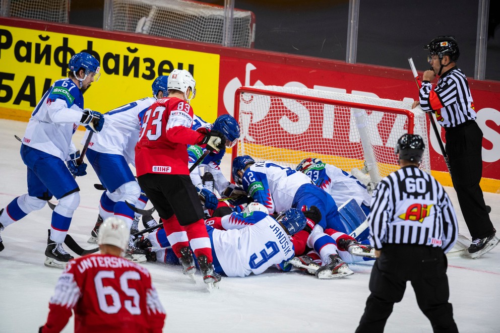 Momentka zo zápasu Slovensko - Švajčiarsko na MS v hokeji 2021.