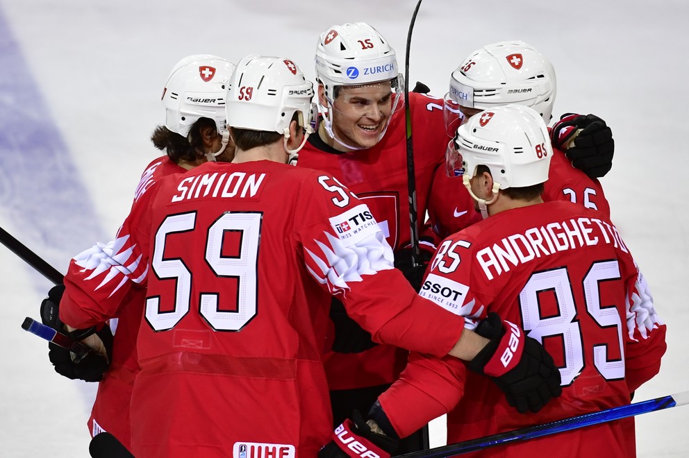 Radosť Švajčiarov po strelenom góle v zápase Slovensko - Švajčiarsko na MS v hokeji 2021.