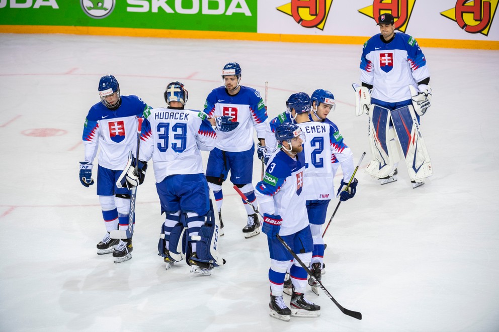 Slovenskí hokejisti po zápase Slovensko - Švajčiarsko na MS v hokeji 2021.