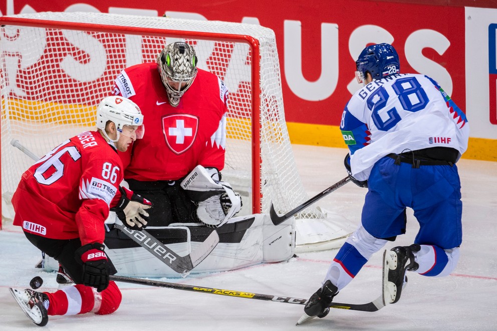 Martin Gernát v šanci pred švajčiarskym brankárom Berrom. 