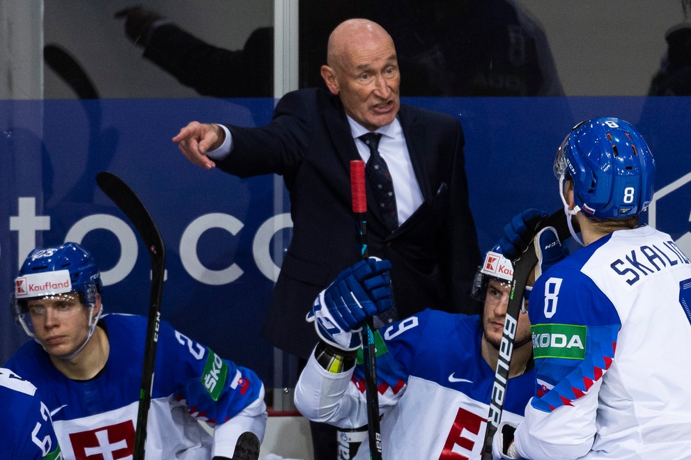 Craig Ramsay a slovenská striedačka v zápase Slovensko - Švajčiarsko na MS v hokeji.