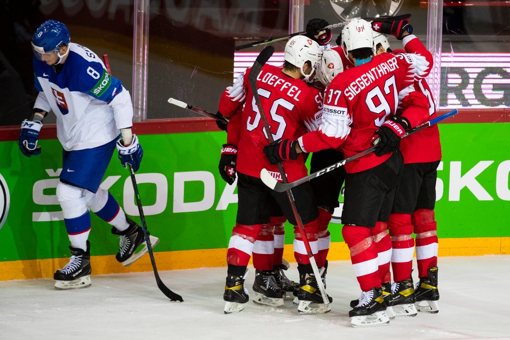 Radosť Švajčiarov v zápase proti Slovensku na MS v hokeji.