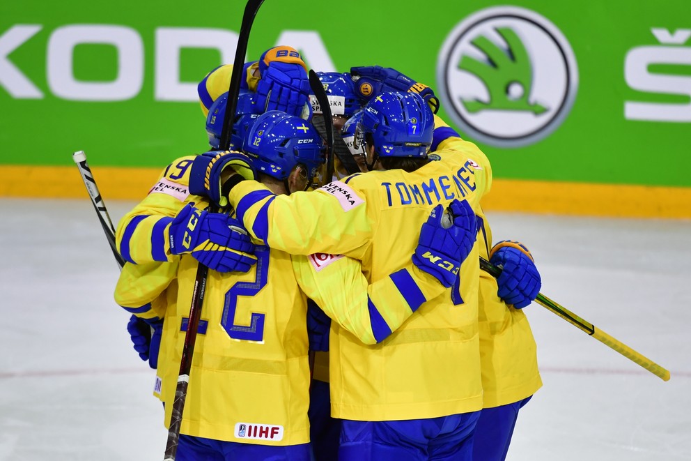 Hokejisti Švédska sa tešia z gólu v zápase proti Slovensku na MS v hokeji 2021.