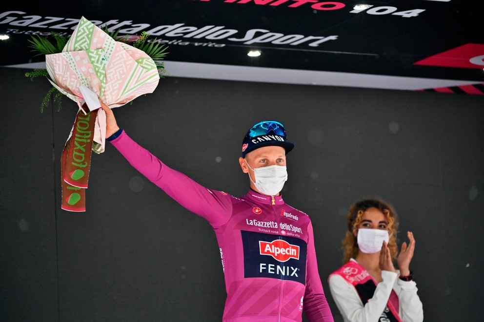 Tim Merlier v cyklámenovom drese počas Giro d'Italia 2021.