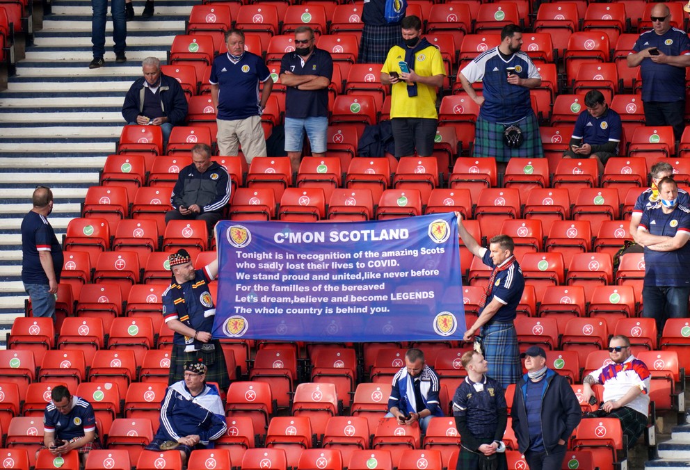 Škótski fanúšikovia s transparentom na pamiatku obetí koronavírusu na EURO 2020.