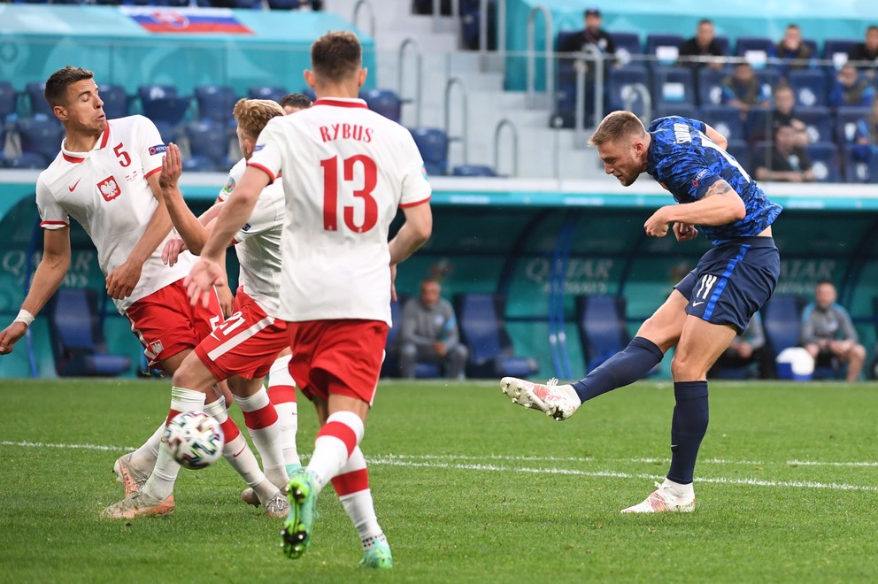 Milan Škriniar strieľa gól Poliakom.