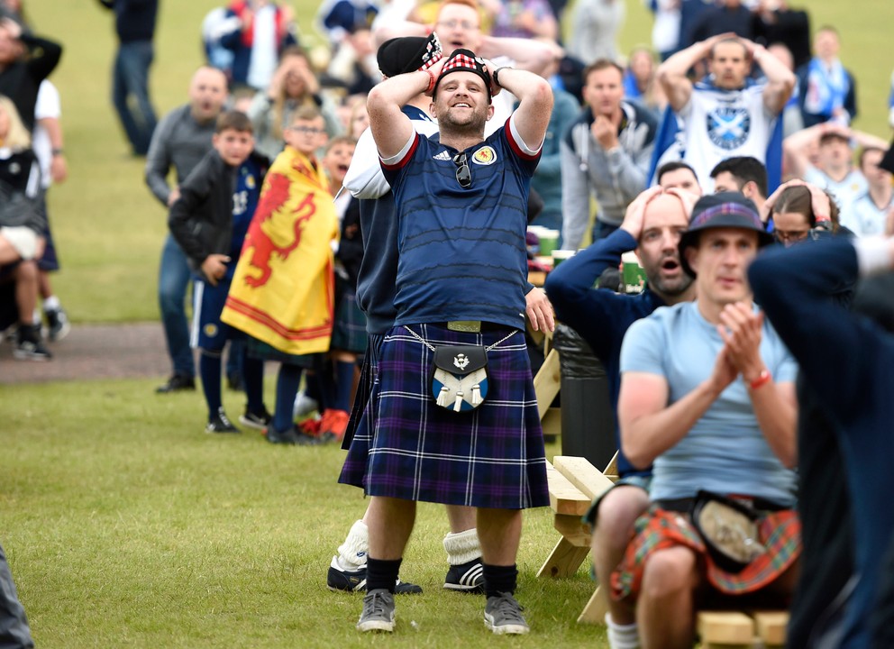 Škótski fanúšikovia v národnom oblečení na EURO 2020.