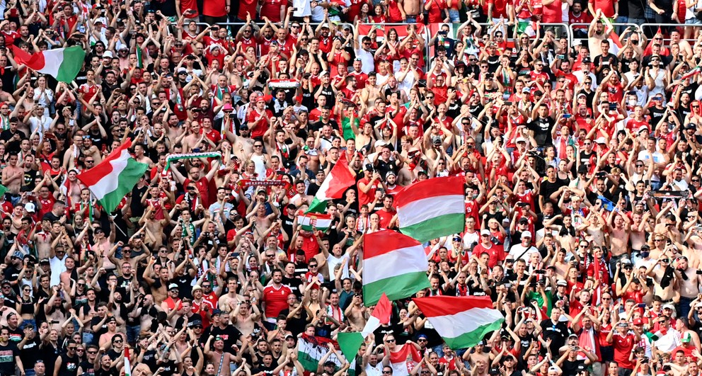 Maďarskí fanúšikovia  v zaplnenej Puskás aréne v Budapešti na EURO 2020.