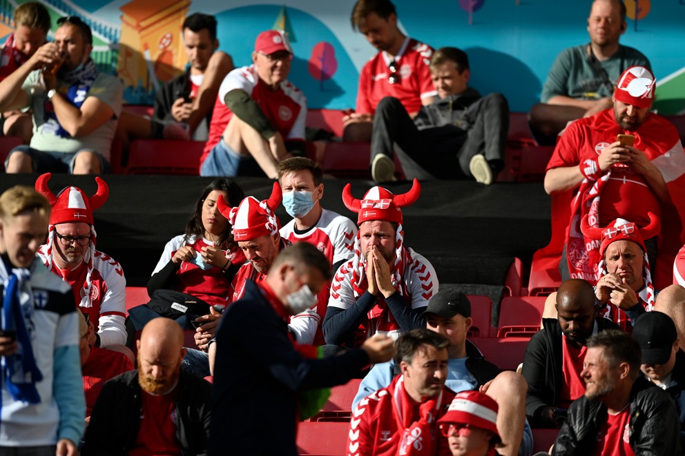 Dánski fanúšikovia po kolapse Christiana Eriksena na EURO 2020.