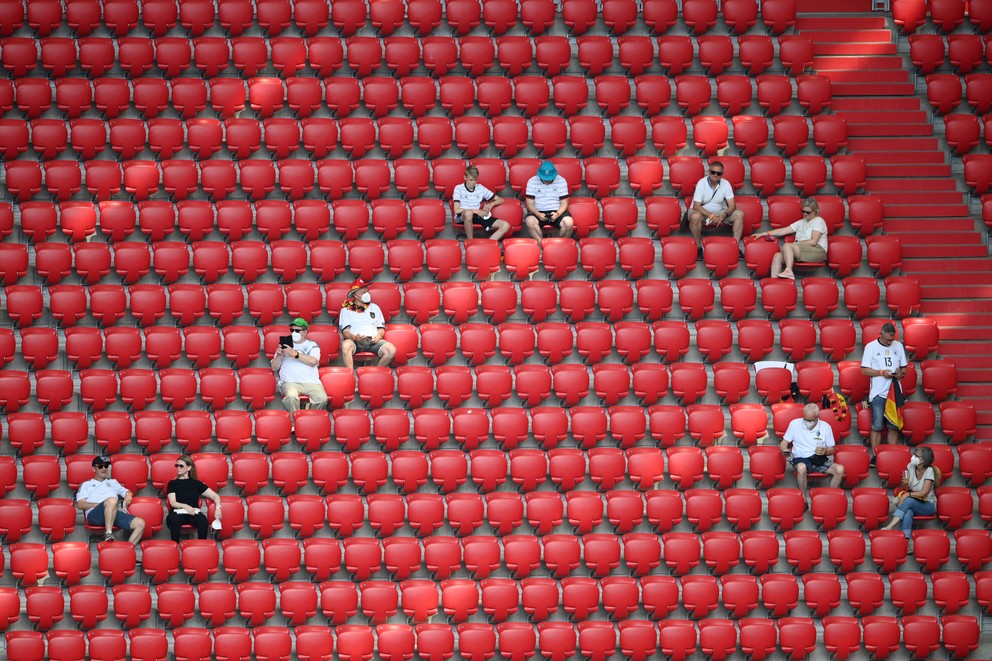 Mníchovská Allianz Arena s fanúšikmi v rozostupoch na EURO 2020.