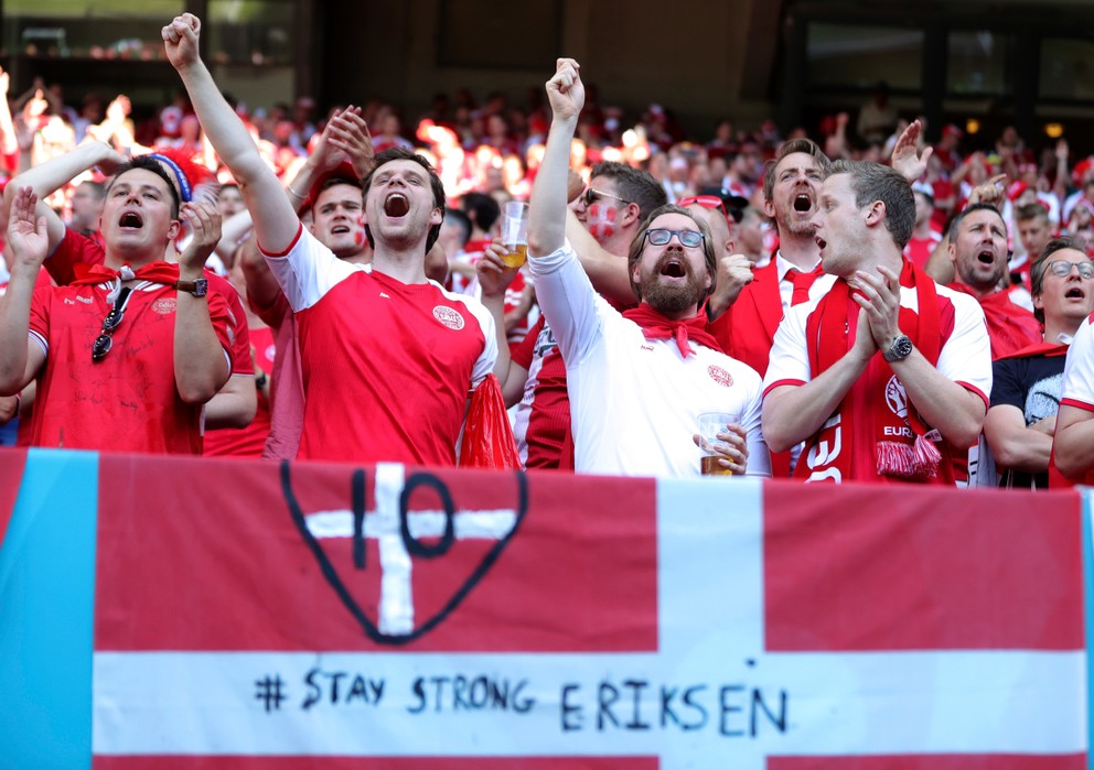 Dánski fanúšikovia podporujú Christiana Eriksena po kolapse na EURO 2020.