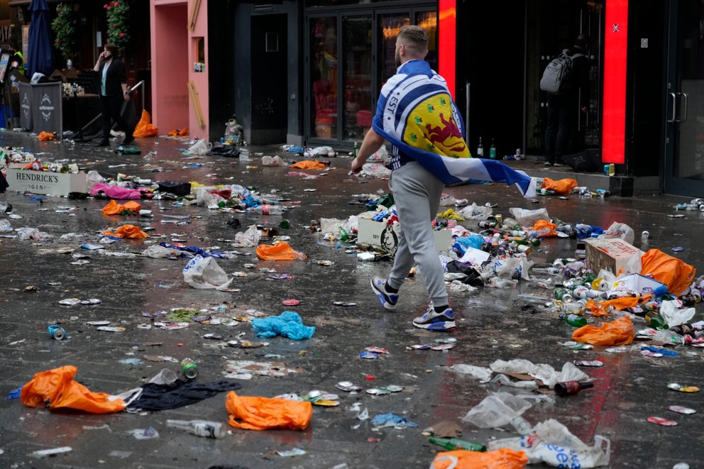 Škótsky fanúšik prechádza cez neporiadok na ulici počas EURO 2020.