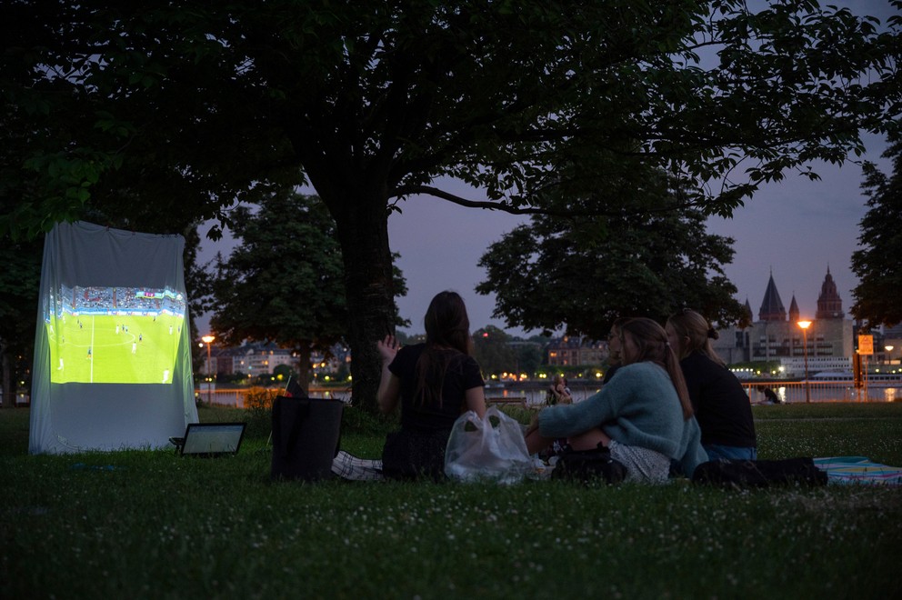 Fanúšikovia v nemeckom Wiesbadene sledujú zápas v parku na EURO 2020.