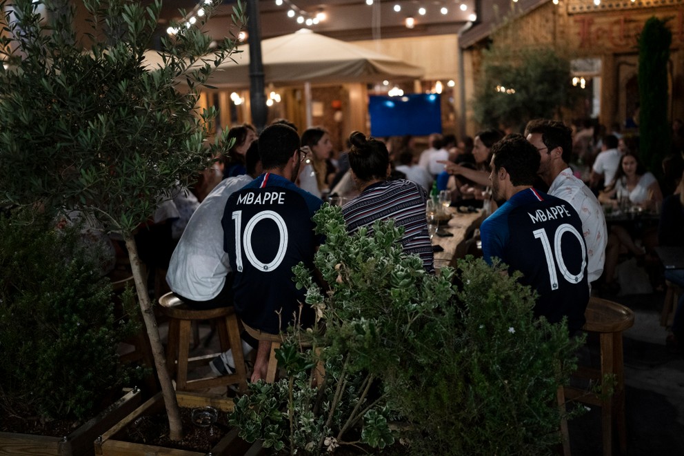 Francúzi sledujú v bare v Marseille zápas na EURO 2020.
