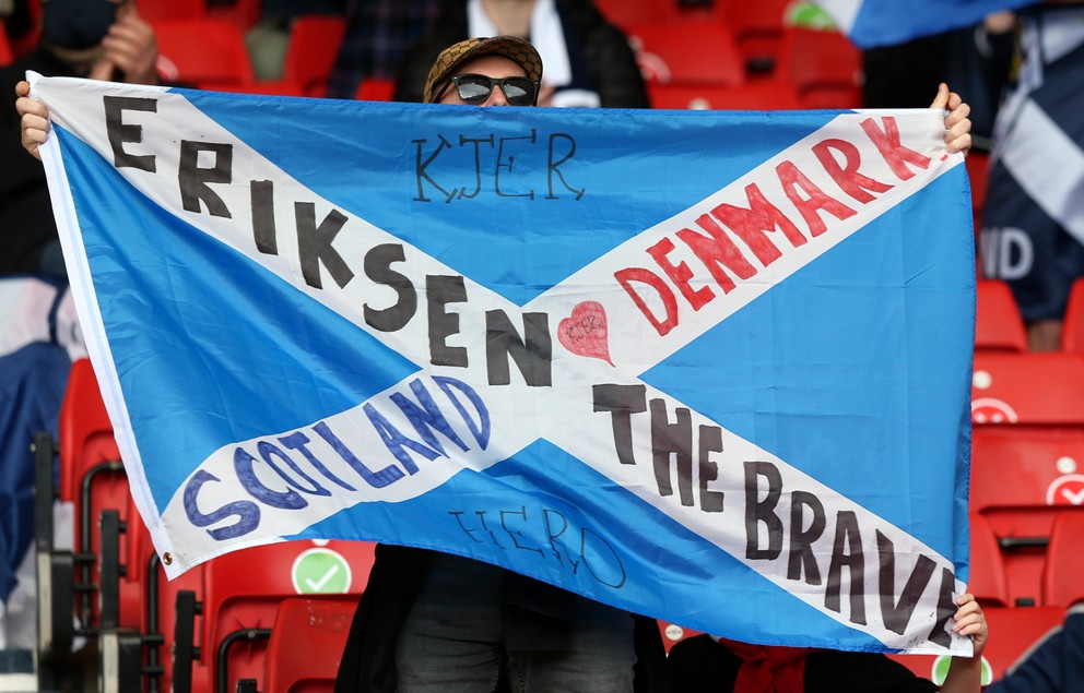 Podpora Christiana Eriksena po kolapse od Škótov na EURO 2020.