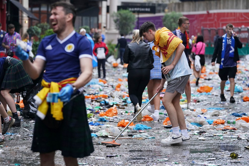 Škótski fanúšikovia upratujú neporiadok v uliciach na EURO 2020.
