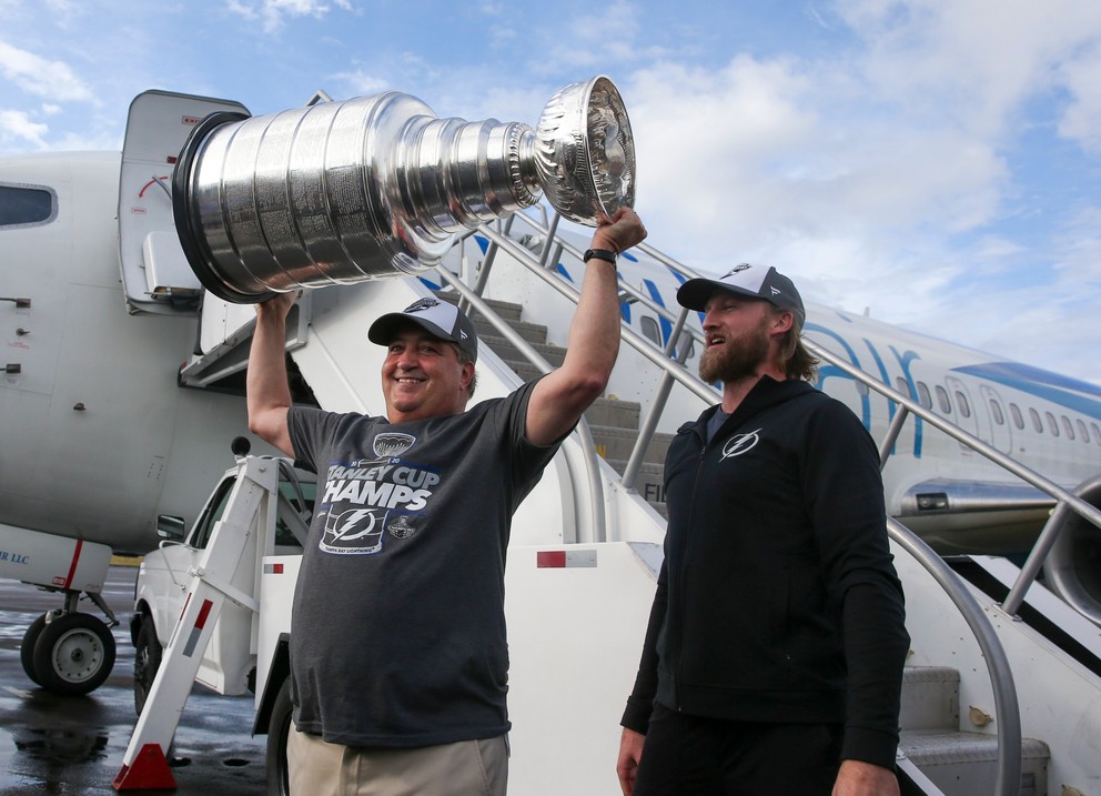 Majiteľ Tampy Jeff Vinik dvíha nad hlavu Stanley Cup.