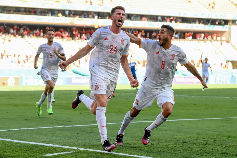Aymeric Laporte strieľa druhý gól v zápase Slovensko - Španielsko. 