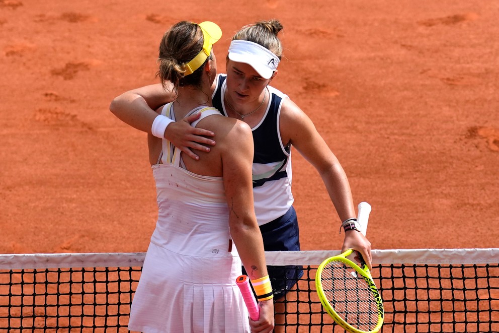 Barbora Krejčíková a Anastasia Pavľučenkovová po finále Roland Garros 2021.