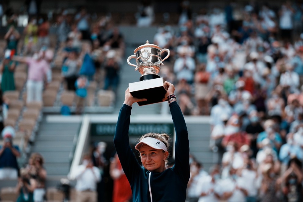 Barbora Krejčíková s trofejou z Roland Garros.