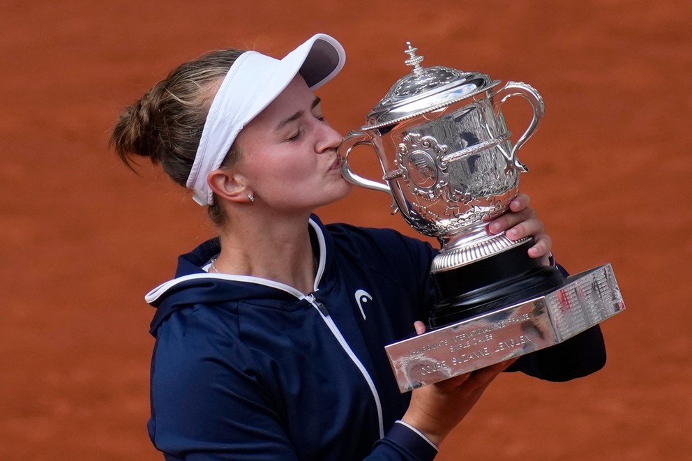 Barbora Krejčíková s trofejou Suzanne Lenglenovej za víťazstvo na Roland Garros 2021.