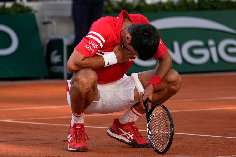 Novak Djokovič po premenení mečbalu vo finále na Roland Garros 2021.